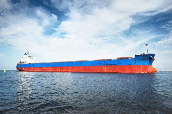 Velká Modrá Loď Loď Plující Baltském Moři Přístavu Riga Lotyšsko — Stock fotografie