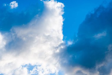 Mavi gökyüzü, yağmurdan önce bir sürü beyaz bulut, yakın plan.