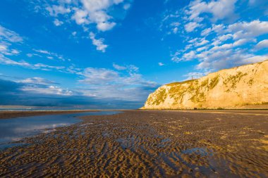 Günbatımında Fransa 'nın Straight of Dover (Pas de Calais) kıyısındaki Cap Blanc Nez' in beyaz tebeşirli uçurumu, arka planda Dover Devriye Anıtı. Dramatik bir gökyüzü. Seyahat hedefleri teması