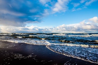 Kuzey denizi üzerinde soğuk fırtınalı dalgalar ve bulutlar, Hollanda
