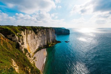 Etretat beyaz kayalıklarının havadan görünüşü. Açık mavi gökyüzü. Normandiya, Fransa