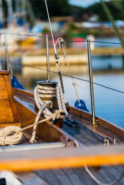 Vinç yakın plan, tahta yelkenlinin bir parçası. Riga Limanı, Letonya