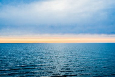 Renkli yaz günbatımı. Dalgalar ve bulutlar. Britanya, Fransa