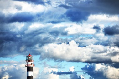 Fırtınalı mavi gökyüzüne karşı deniz feneri. Riga, Letonya