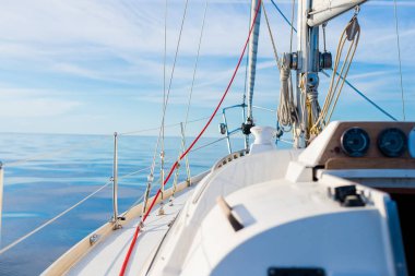 Açık bir Baltık Denizi 'nde güneşli bir günde beyaz bir yat sürüyor. Güverteden pruvaya, yakın çekim. Estonya