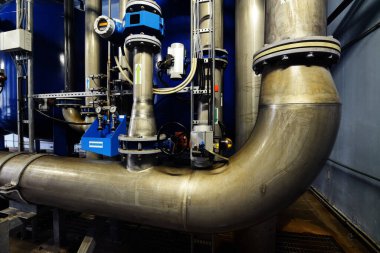 Büyük endüstriyel su arıtma ve kazan dairesi. Parlak çelik borular, pompalar, vanalar. Endüstri, teknoloji, özel ekipman, biyoteknoloji, kimya, ekoloji, ısıtma, işyeri güvenliği