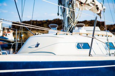 Rıhtımda beyaz bir yat. Riga Limanı, Letonya