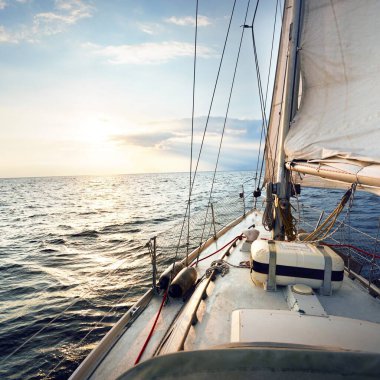 Güverteden bir yelkenli yatının pruvasına bakın. Rüzgârda yana yatmış.