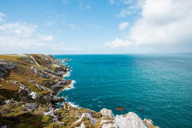 Fransa, Brittany 'deki Pointe de Toulinguet' de bir okyanus gölü manzarası