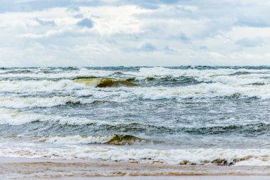 Fırtınalı hava. Bulutlu mavi gökyüzü ve dalgalar, Baltık denizi, Letonya