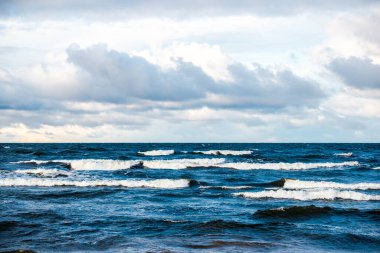 Kuzey denizi üzerinde soğuk fırtınalı dalgalar ve bulutlar, Hollanda