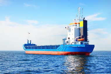 Kargo gemisi yaklaşıyor. Açık mavi gökyüzü. Baltık Denizi, Letonya