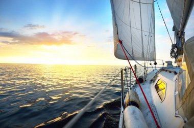 Baltık Denizi 'nde sakin bir yatın güvertesinden görünüşü