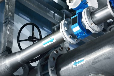 Büyük endüstriyel su arıtma ve kazan dairesi. Parlak çelik borular, pompalar, vanalar. Endüstri, teknoloji, özel ekipman, biyoteknoloji, kimya, ekoloji, ısıtma, işyeri güvenliği