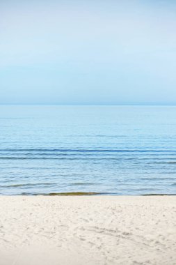 Güneşli bir günde Baltık Denizi 'nin kumlu sahili. Kristal berrak su. Kemeri, Letonya