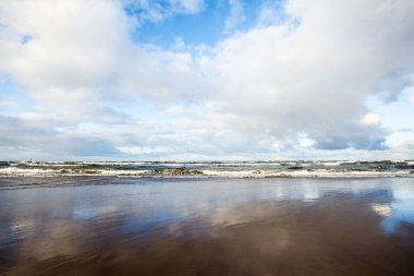 Kuzey denizi üzerinde soğuk fırtınalı dalgalar ve bulutlar, Hollanda