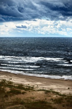 Fırtınalı hava. Letonya, Balti Denizi 'nin yakın görüntüsü
