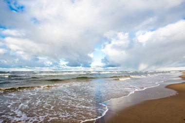 Kuzey denizi üzerinde soğuk fırtınalı dalgalar ve bulutlar, Hollanda