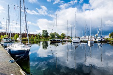 Güneşli bir yaz gününde yat kulübünün manzarası, yakın çekimler. Bulutlu mavi gökyüzü. Riga, Letonya