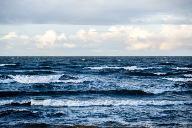 Kuzey denizi üzerinde soğuk fırtınalı dalgalar ve bulutlar, Hollanda