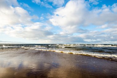 Kuzey denizi üzerinde soğuk fırtınalı dalgalar ve bulutlar, Hollanda