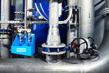 Büyük endüstriyel su arıtma ve kazan dairesi. Parlak çelik borular, pompalar, vanalar. Endüstri, teknoloji, özel ekipman, biyoteknoloji, kimya, ekoloji, ısıtma, işyeri güvenliği