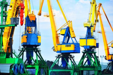 İskele vinçleri yakın çekim. Riga Limanı, Letonya