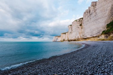 Gün batımında Etretat beyaz kayalıklarının manzarası. Bulutlu mavi gökyüzü. Normandiya, Fransa