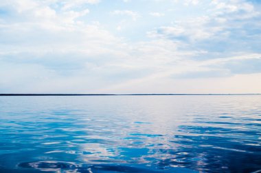 Letonya, Baltık Denizi üzerinde güzel renkli günbatımı gökyüzü. Bahar deniz manzarası. Sakin su. Yelkenli tekneden bir manzara