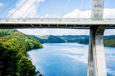 Fransa 'da güneşli bir yaz gününde kablo destekli Pont de Terenez köprüsü manzarası