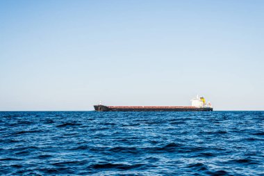 Güneşli bir günde Kuzey Denizi 'nde büyük bir kargo gemisi. Norveç