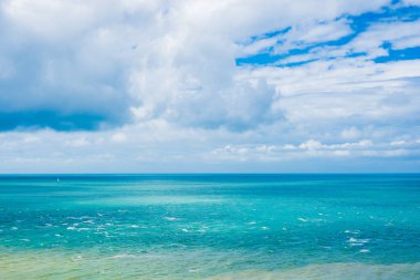 Manş Denizi 'nin kayalıklarından hava manzarası. Gök mavisi su, açık mavi gökyüzü. Idyllic bulut manzarası. Kaptan Gris Nez, Pas-de-Calais, Fransa