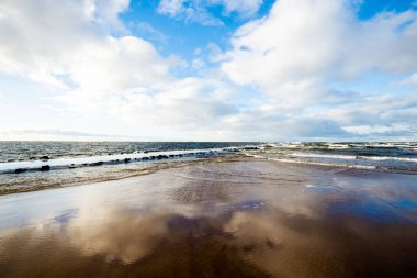Kuzey denizi üzerinde soğuk fırtınalı dalgalar ve bulutlar, Hollanda