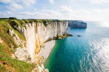 Normandiya, Fransa 'daki Etretat beyaz kayalıklarının manzarası