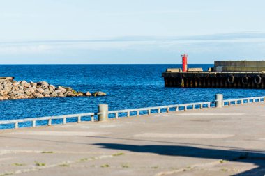 Eski bir rıhtım manzarası, yosunlu taşlar yakın plan. Yaz batımı. Baltık Denizi, Ruhnu Adası, Estonya
