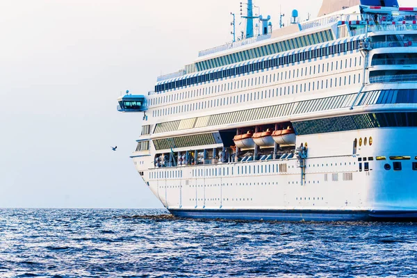 Großes Weißes Kreuzfahrtschiff Passagierschiff Der Rigaer Bucht Der Ostsee Bei — Stockfoto