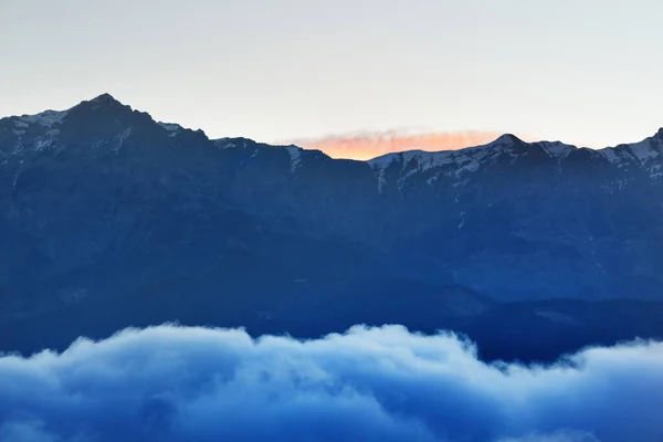 Picos Montanha Uma Névoa Manhã Nascer Sol Céu Colorido Claro — Fotografia de Stock