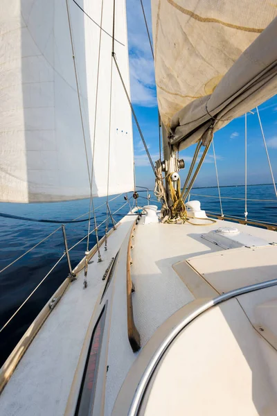 Sloop Branco Velejar Iate Manipulado Perto Costa Maine Southwest Harbor — Fotografia de Stock