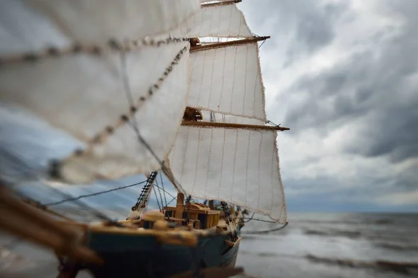 Antiquário Modelo Escala Madeira Navio Alto Clipper Close Céu Dramático — Fotografia de Stock