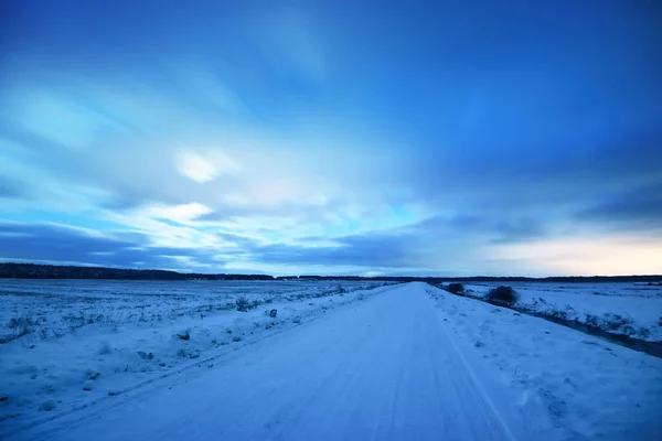 Zimní Krajina Sněhem Pokrytá Polní Cesta Přes Pole Noci Les — Stock fotografie