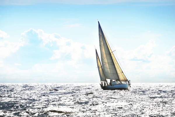 Vintage Barca Vela Legno Bianco Naviga Mare Aperto Una Giornata — Foto Stock