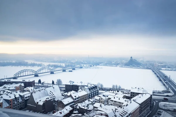 在一个清澈的冬日 从圣彼得教堂俯瞰里加古城和多加瓦河全景 晨雾和白雪覆盖的房子 拉脱维亚 — 图库照片
