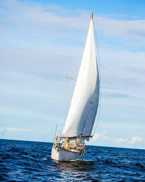 Velho Veleiro Madeira Vintage Caro Yawl Close Navegando Mar Aberto — Fotografia de Stock