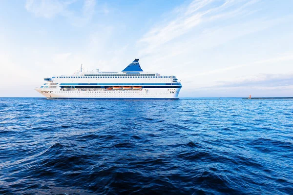 Büyük Beyaz Yolcu Gemisi Yolcu Gemisi Gün Batımında Baltık Denizi — Stok fotoğraf