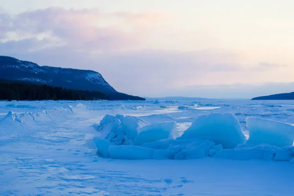 Eisdruckkamm Der Kandalaksha Bucht Bei Sonnenuntergang Bunte Abendwolken Hintergrund Berge — Stockfoto