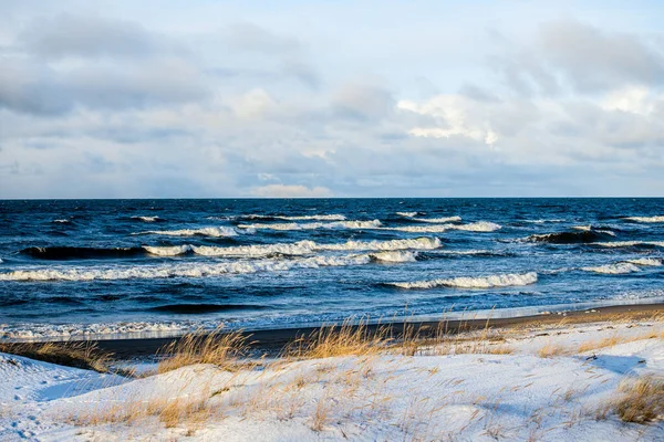 Snow Covered Seacoast Sunny Winter Day Cold Stormy Waves Clouds — Stock Photo, Image