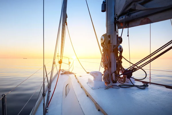 Calm Water White Yacht Sailing Sunset View Deck Bow Mast — Stock Photo, Image