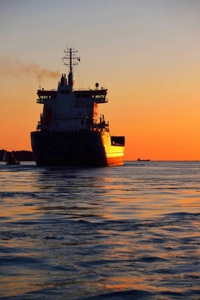 Groot Vrachtschip Een Loodsboot Bij Zonsondergang Close Vuurtoren Achtergrond Heldere — Stockfoto