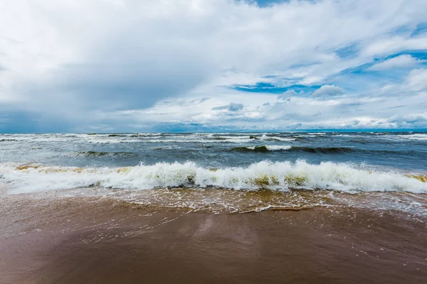 Драматическое Небо Волны Вид Морского Побережья Бурная Погода Балтийское Море — стоковое фото