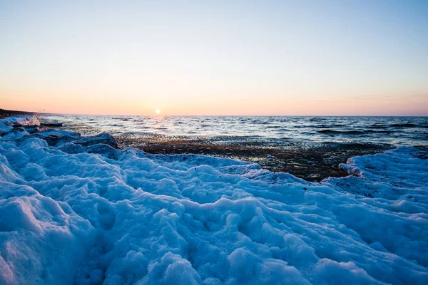 カラフルな夕日 晴れた冬の日には雪に覆われた海岸 バルト海 ラトビアの冷たい波 — ストック写真